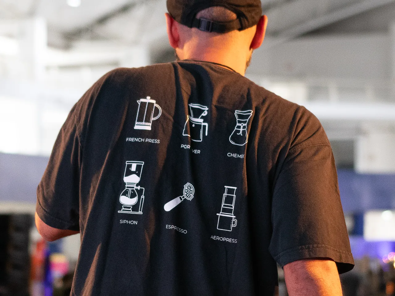 Métodos de extração ilustrados na camiseta do barista