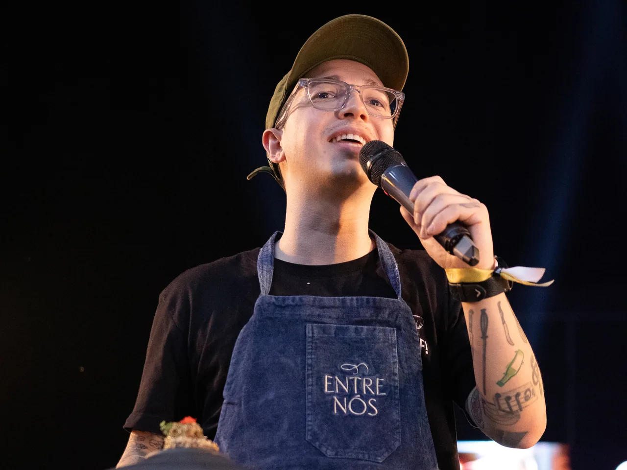 Chef apresenta seu prato ao júri