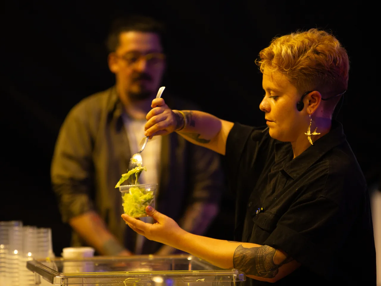 Chefs em demonstração no palco