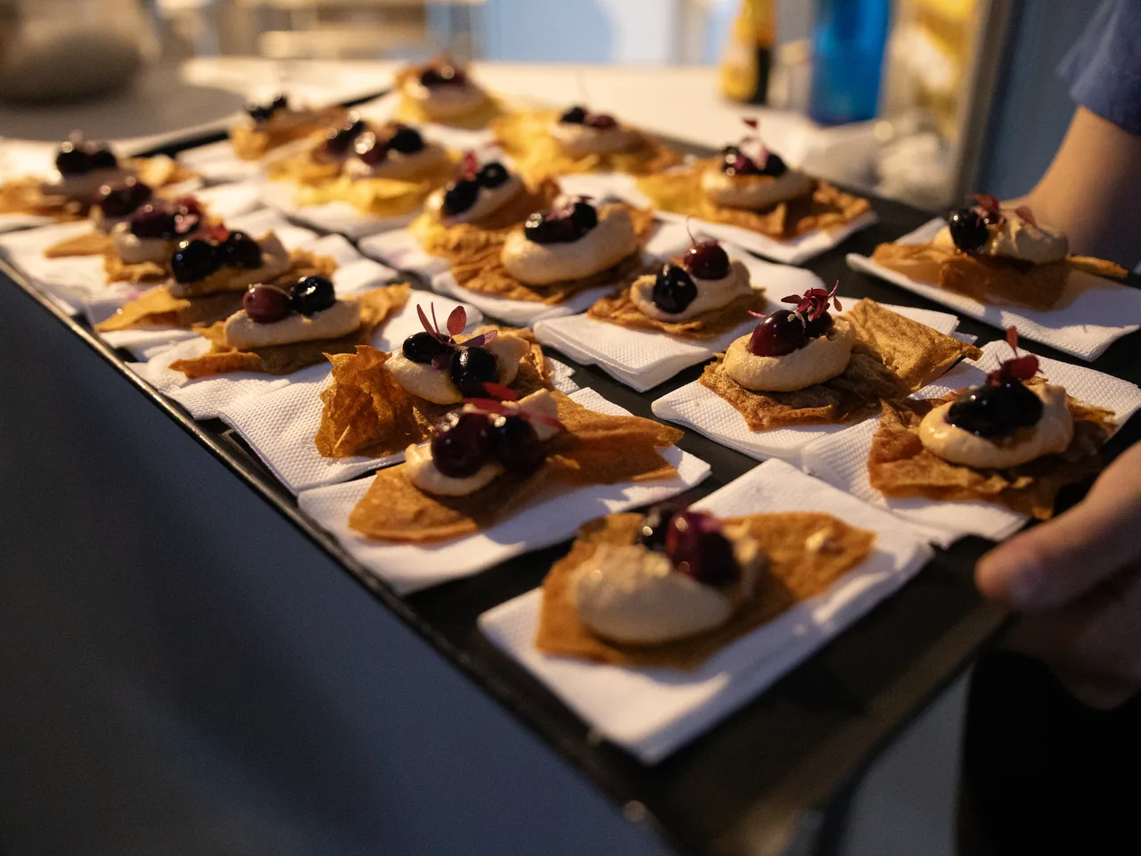 Canapés sendo servidos na recepção