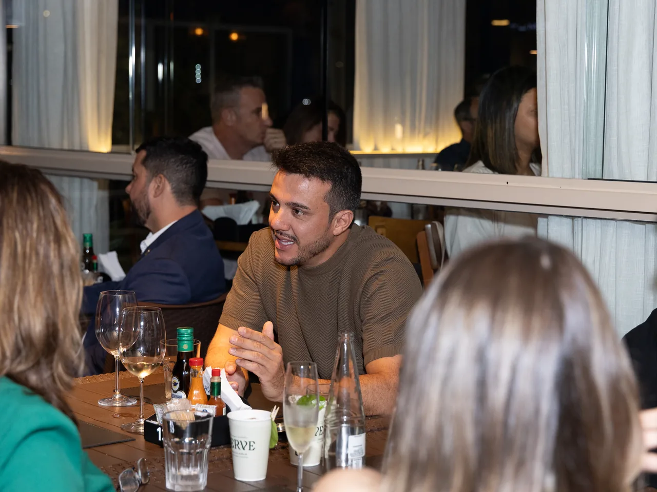 Convidados à mesa durante o Jantar Magno