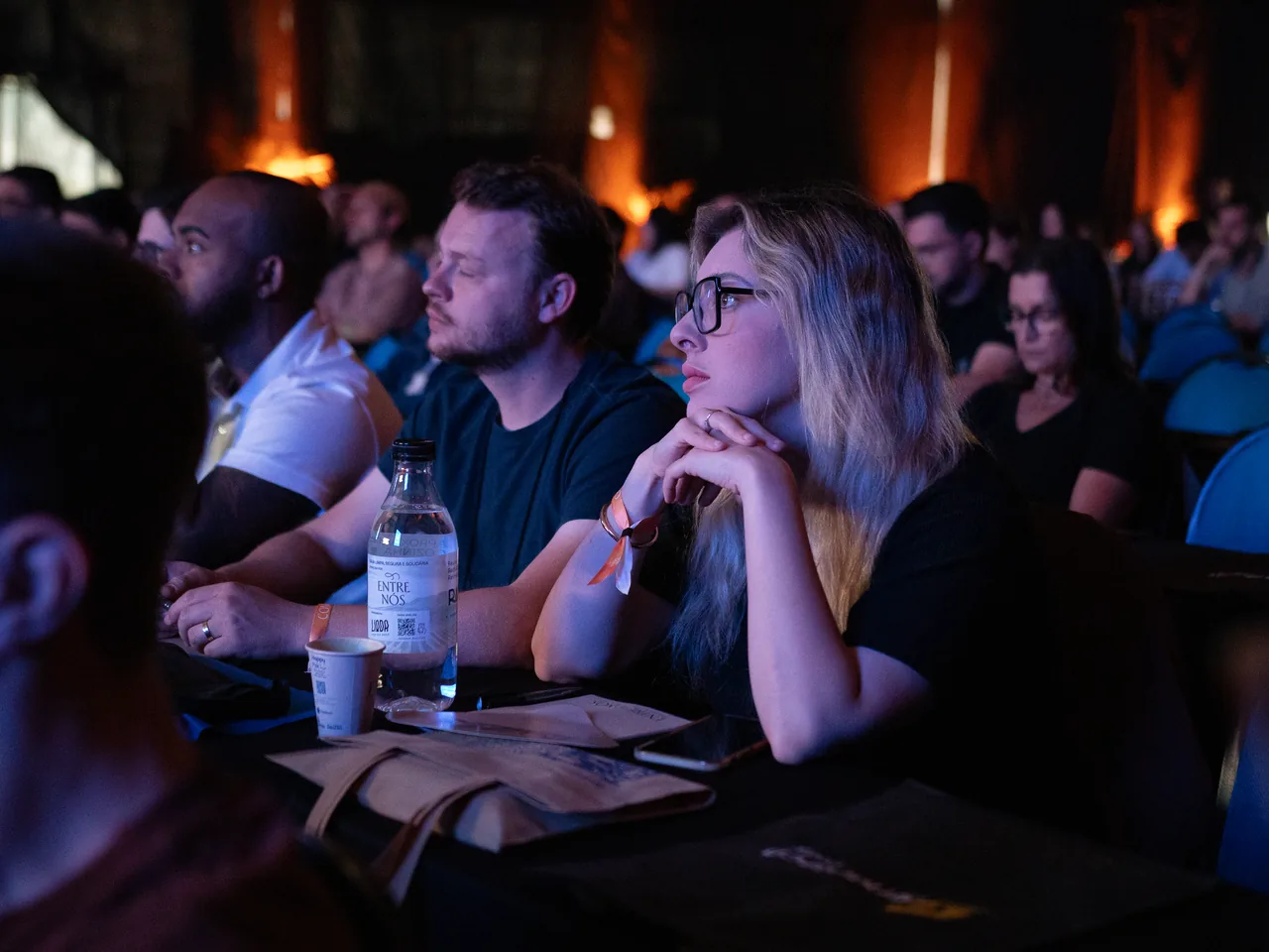 Público acompanhando a programação