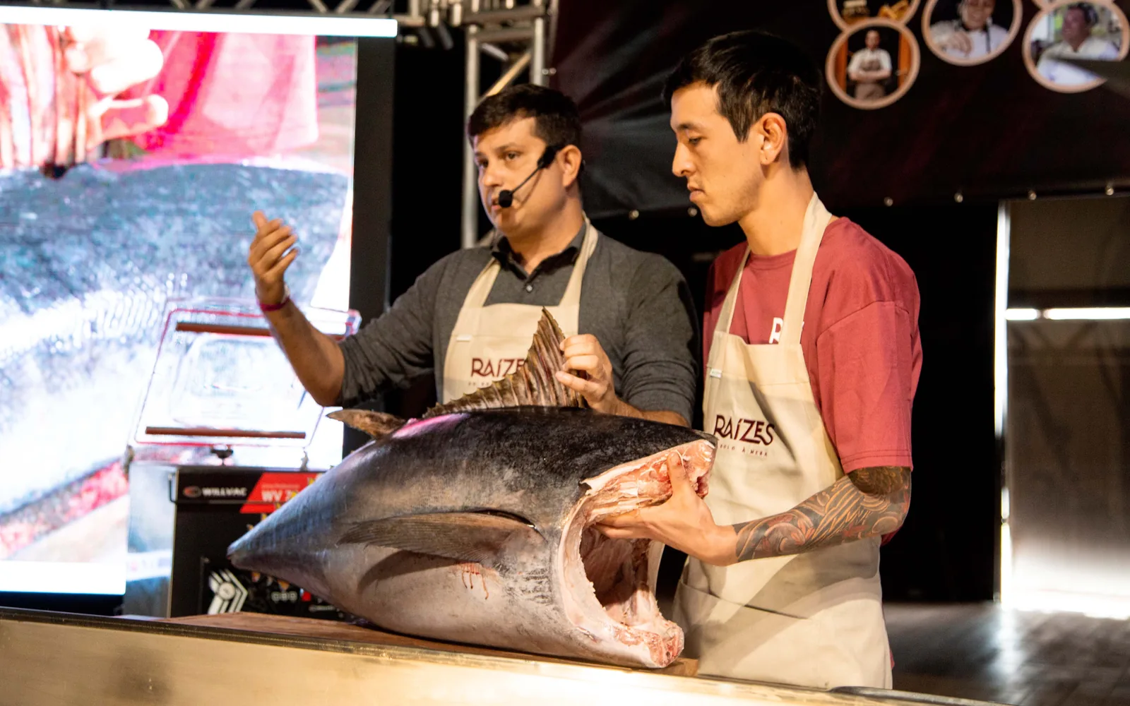 Chefs no palco durante o corte do atum