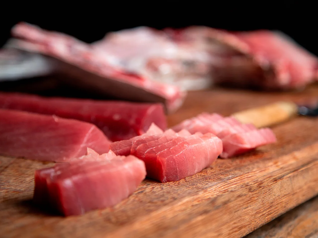 Cortes de atum fresco sobre a tábua