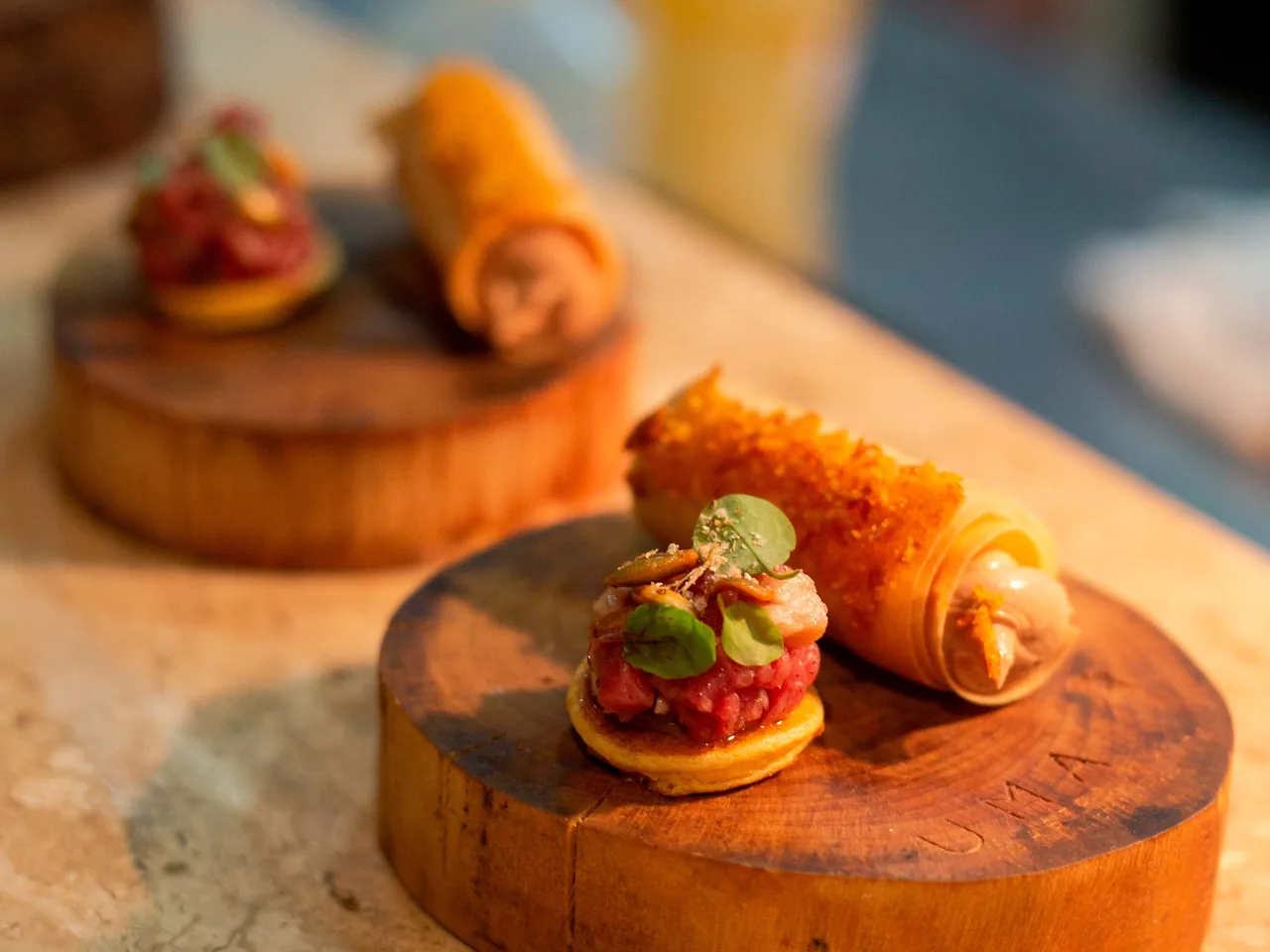 Canapés servidos em tábua de madeira