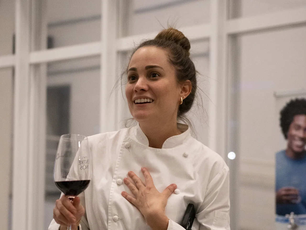 Chef convidada com taça de vinho