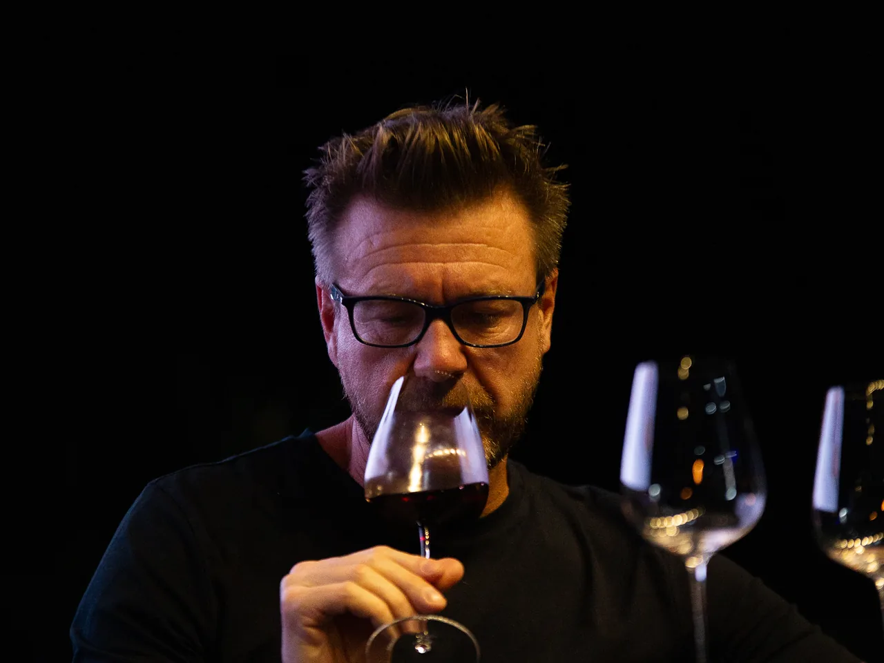 Convidado em degustação de vinho tinto