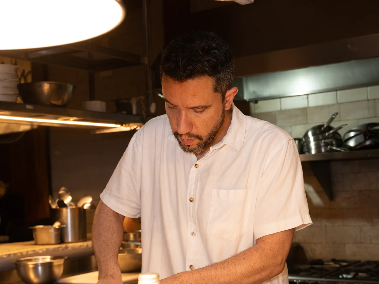 Chef preparando o serviço na cozinha
