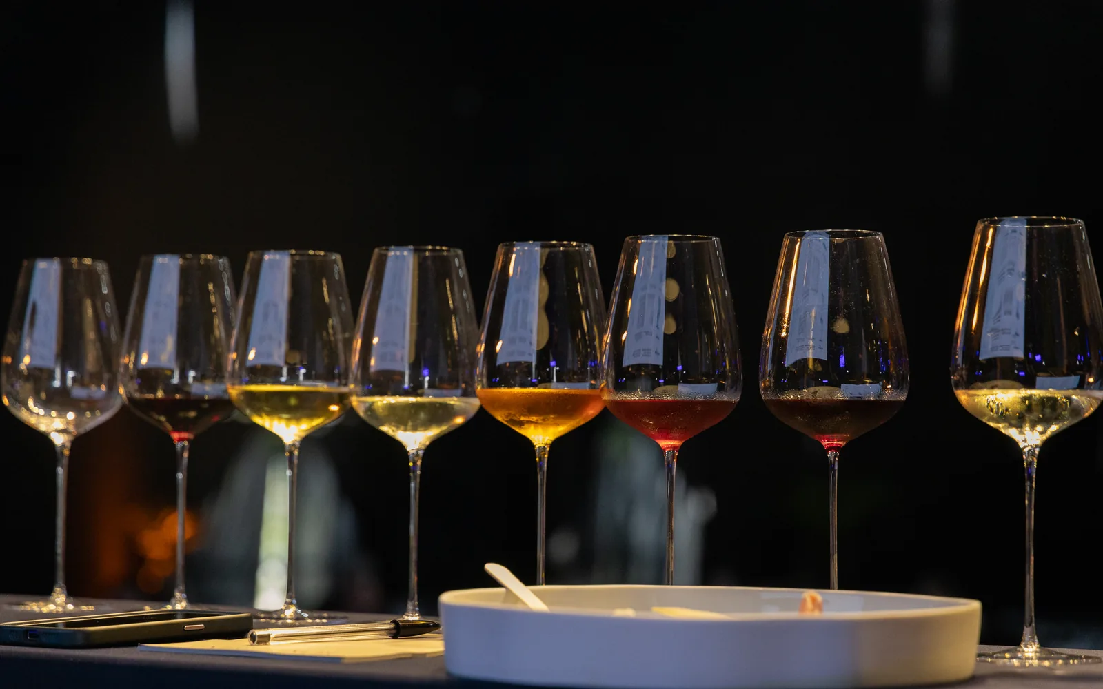 Taças alinhadas para a prova de vinhos