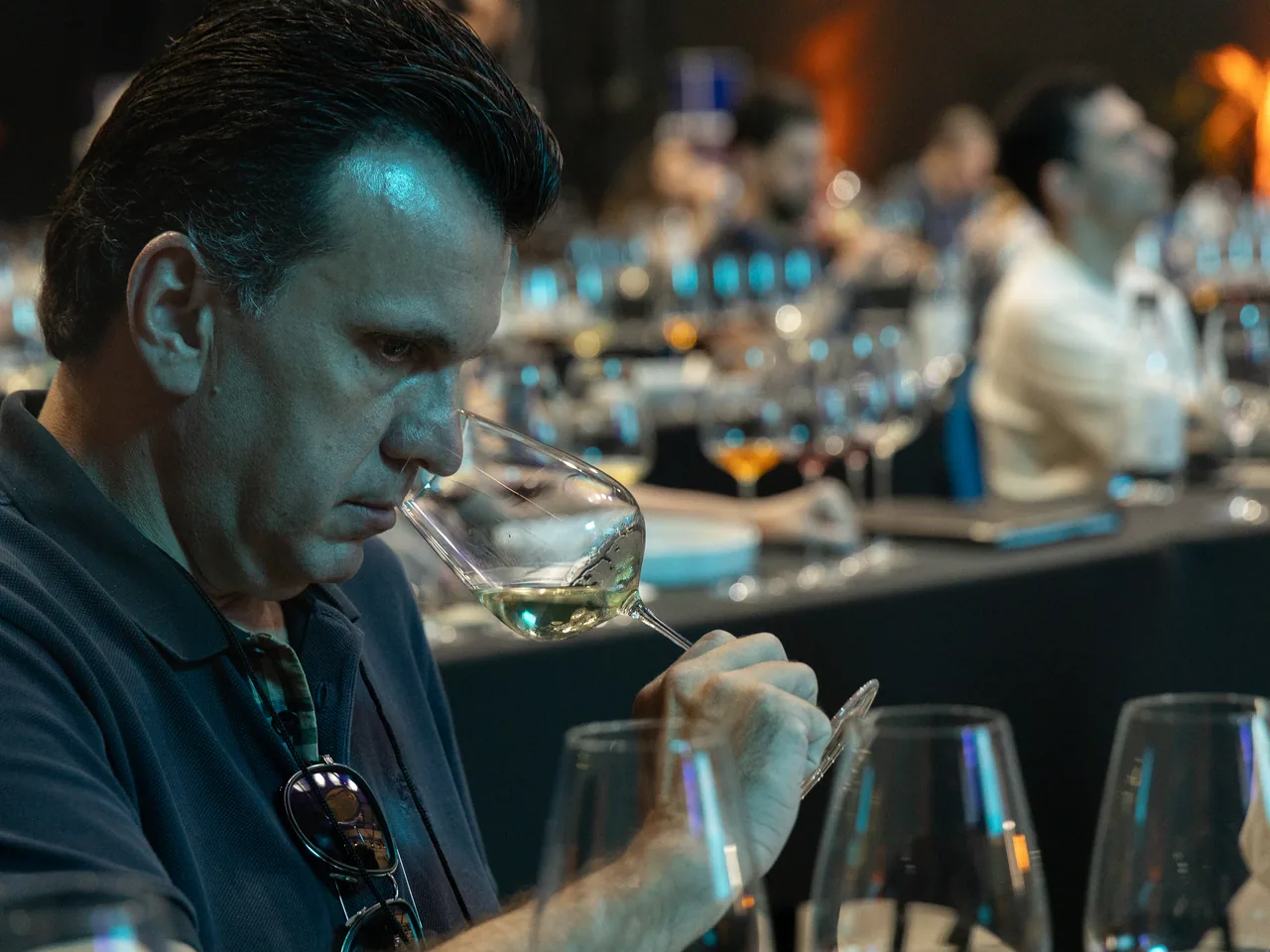 Convidado avaliando o vinho