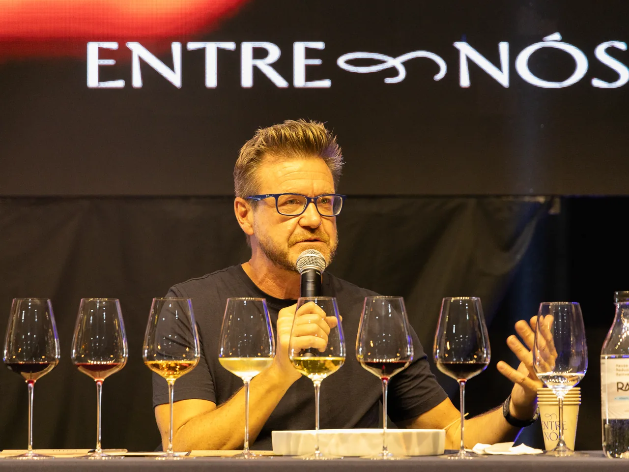 Sommelier conduzindo a degustação