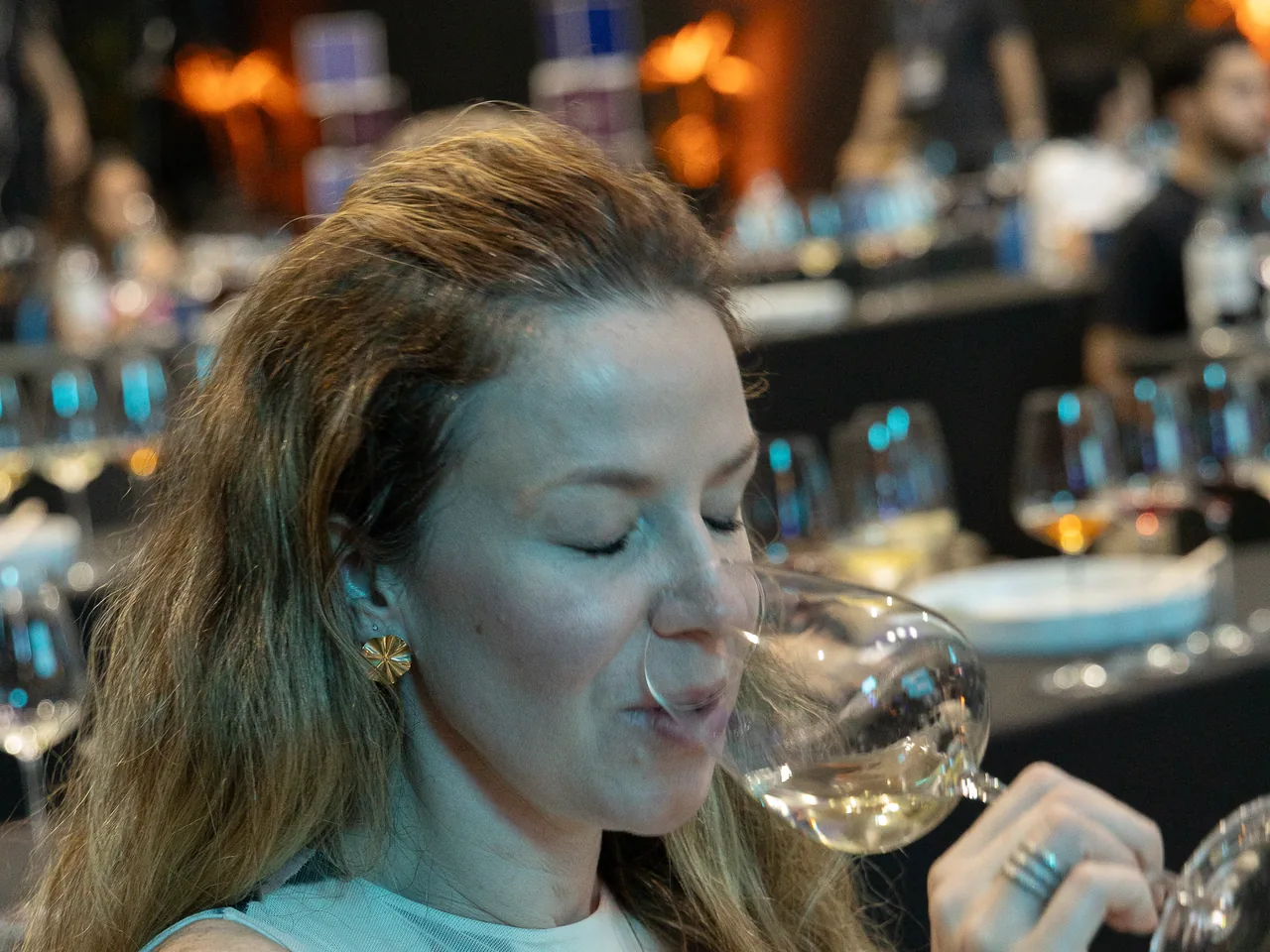 Convidada provando vinho branco