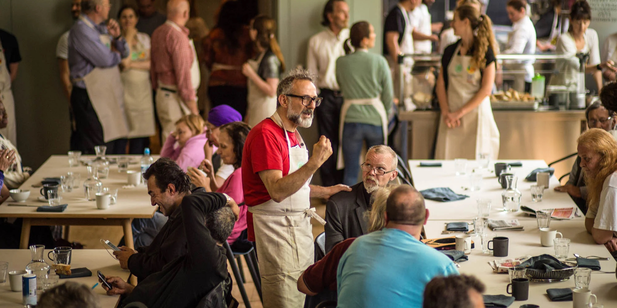 Imagem 2: Massimo Bottura com beneficiários dos Refettorios;  Food for Soul