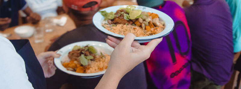 Imagem: pratos sendo servidos no Refettorio Gastromotiva;  Gastromotiva