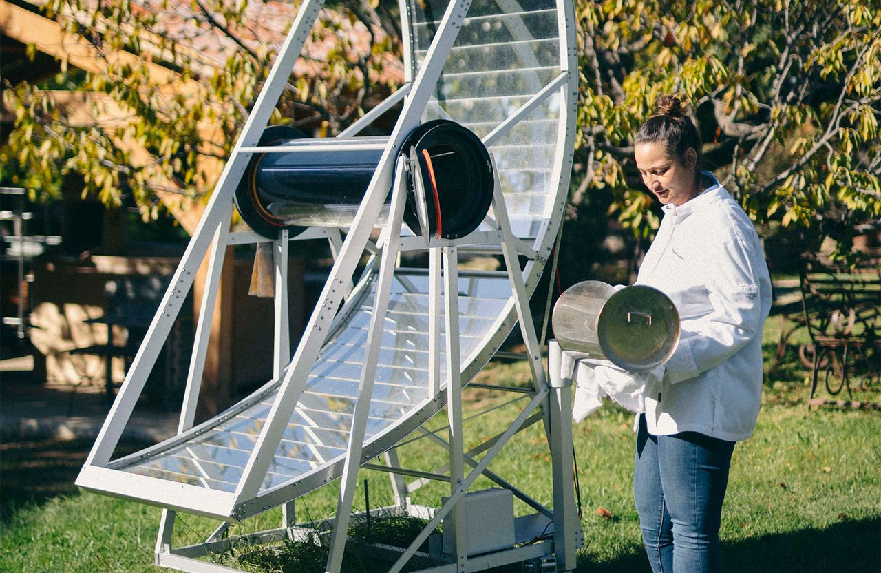 Imagem 02: Chef Nadia Sammut mostrando o forno solar Sun Chef Pro (elle.fr)
