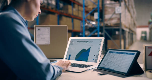 Imagem: Gestora analisando planilhas financeiras - Getty Images
