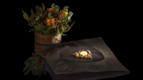 ​​ Imagem: Prato do restaurante D.O.M - Guide Michelin
