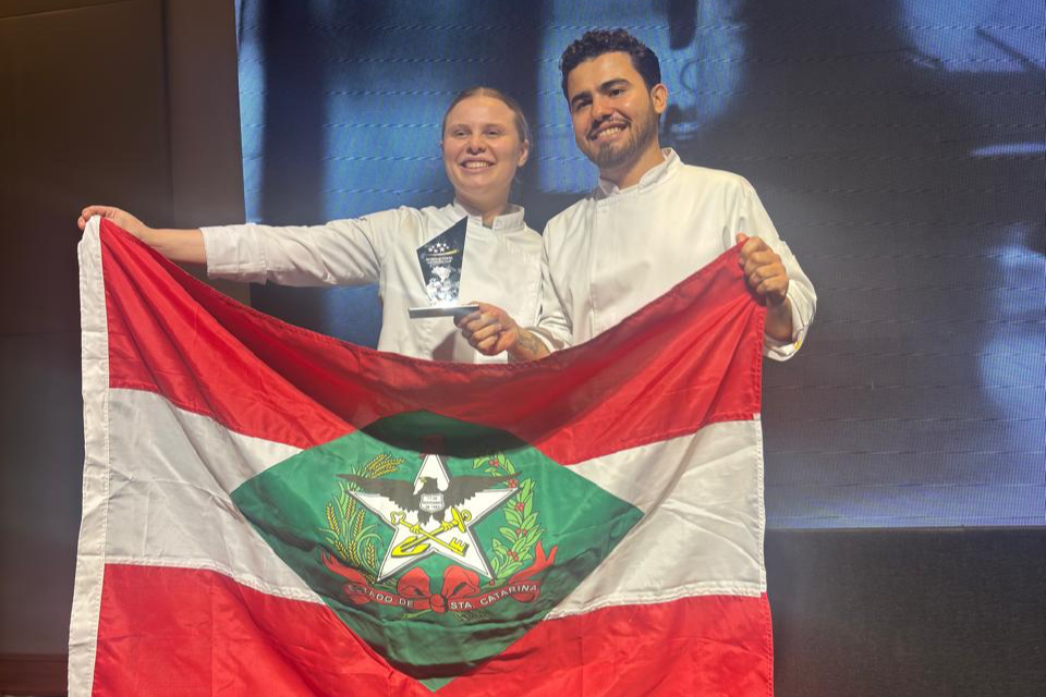 Imagem: Chefs Julia Xavier e Gabriel Dutra na final da Copa Brasil de Catering 2026