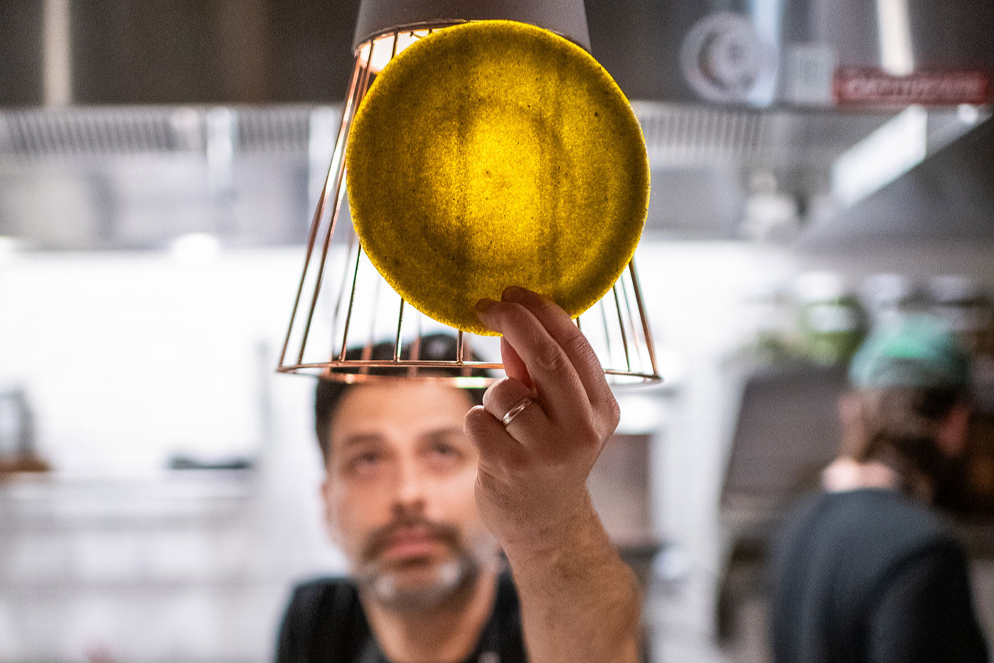 Imagem: Chef Rob Rubba com prato feito a partir de garrafas de vinho - Michelin Guide